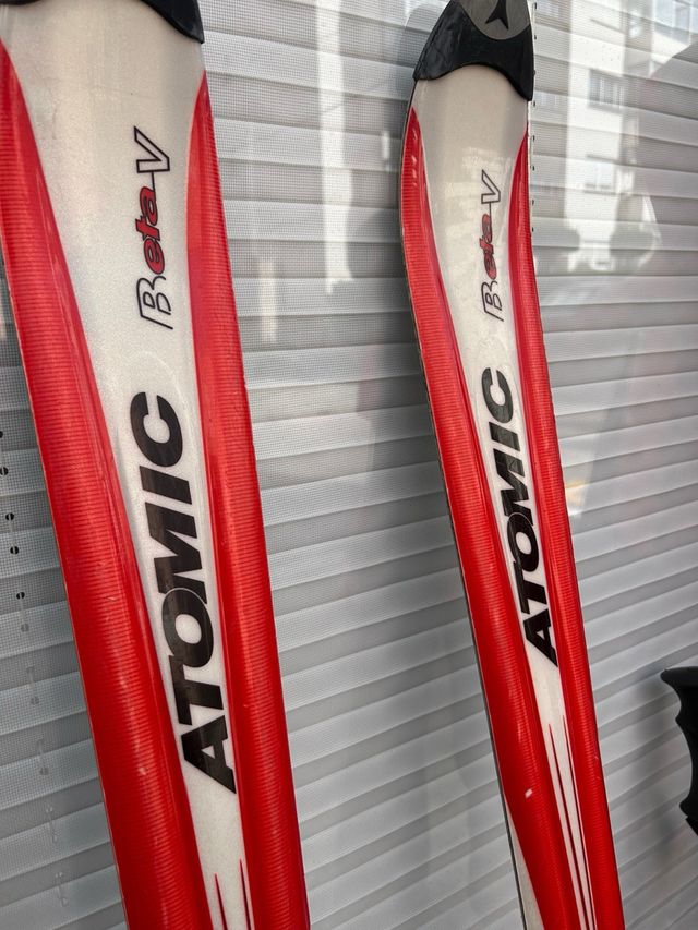 Esquís y bastones Atomic