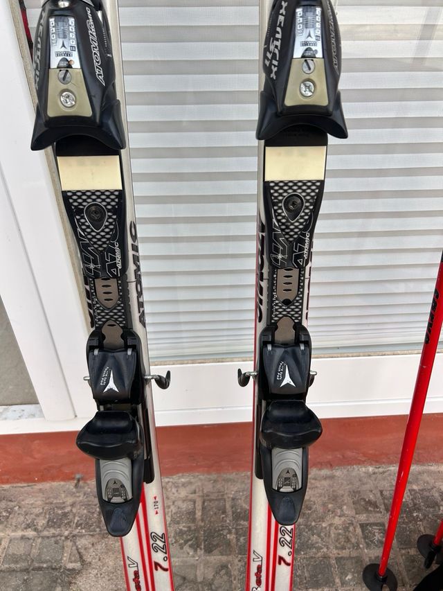 Esquís y bastones Atomic