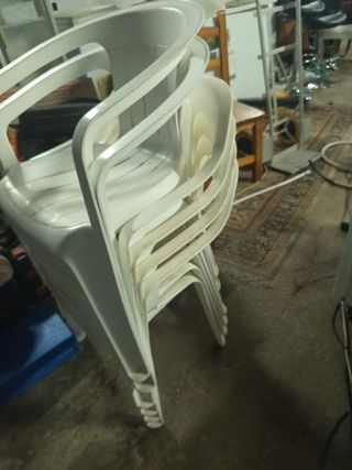 Sillas de plástico apilables blancas