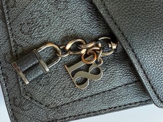 Bolso Guess Negro/Gris con Cadena