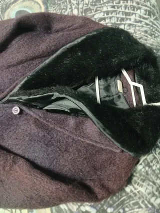 Abrigo largo morado con cuello y puños de pelo