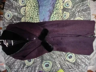 Abrigo largo morado con cuello y puños de pelo