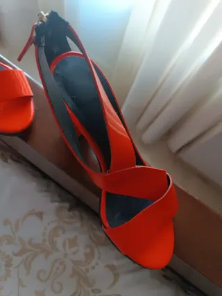 Sandalias de tacón alto naranja y negro.Charol