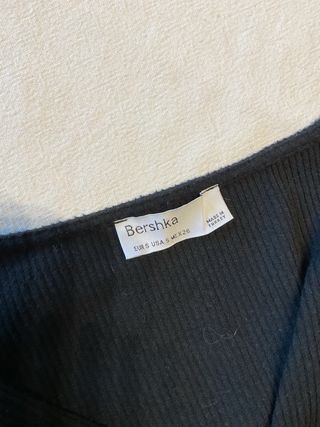 Top Bershka negro manga larga