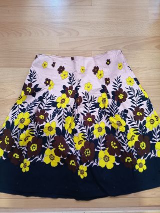 Falda mujer flores y lentejuelas.