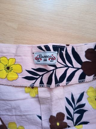 Falda mujer flores y lentejuelas.