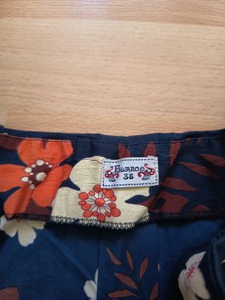 Falda mujer flores y lentejuelas.
