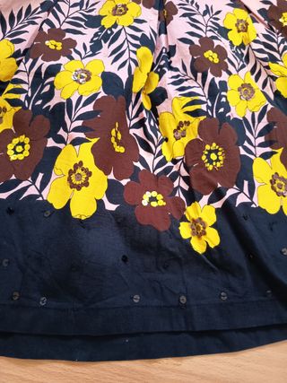 Falda mujer flores y lentejuelas.