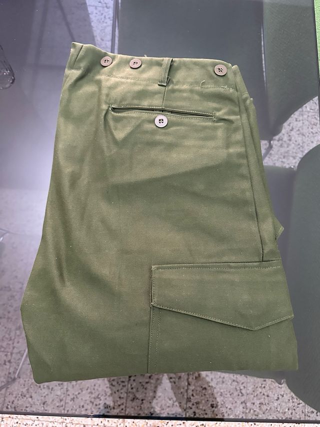 Pantaloni verdi con tasconi e regolazione alla caviglia - stile militare vintage