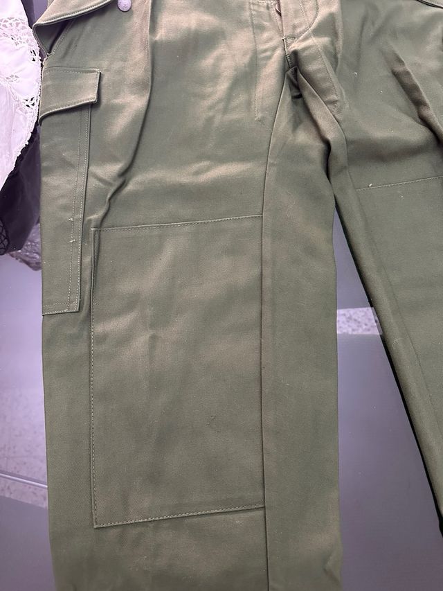 Pantaloni verdi con tasconi e regolazione alla caviglia - stile militare vintage