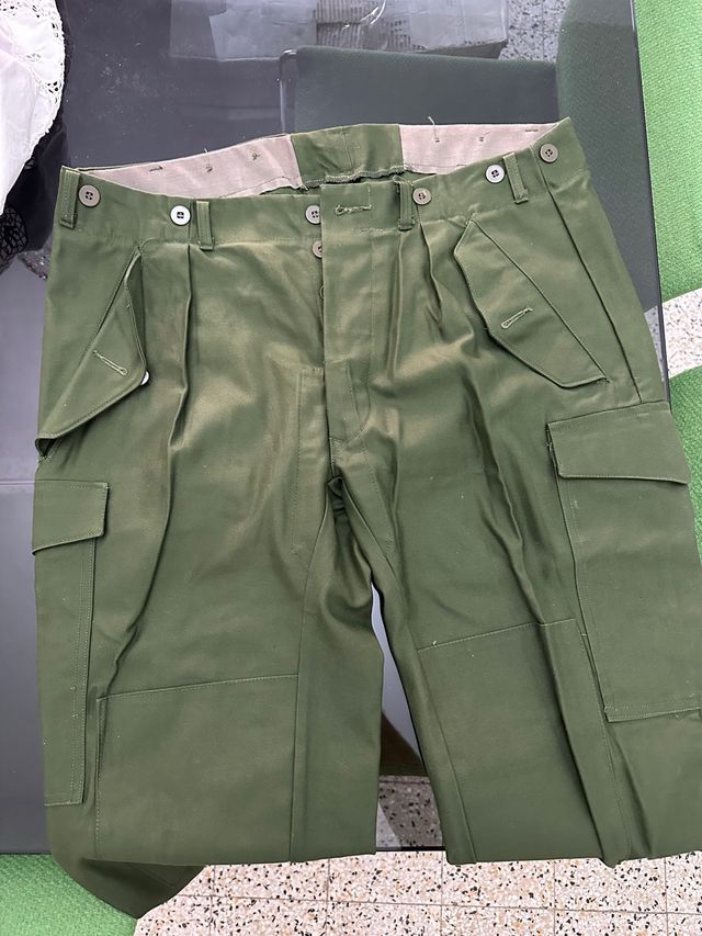 Pantaloni verdi con tasconi e regolazione alla caviglia - stile militare vintage