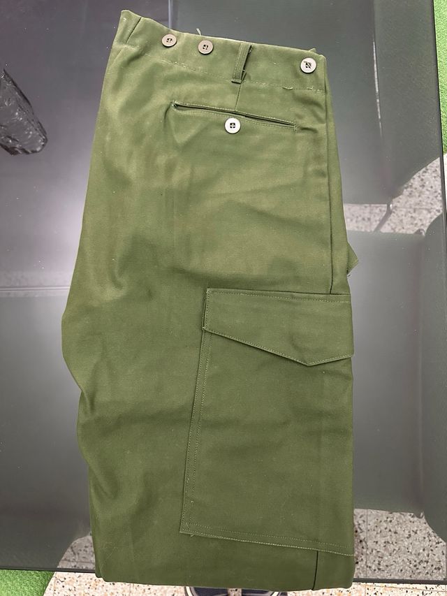 Pantaloni verdi con tasconi e regolazione alla caviglia - stile militare vintage