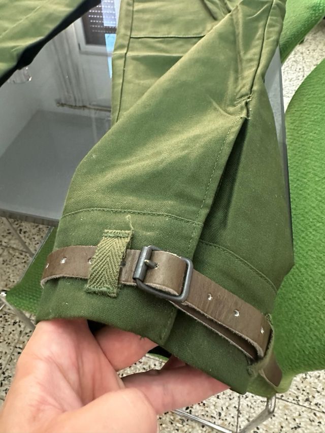 Pantaloni verdi con tasconi e regolazione alla caviglia - stile militare vintage