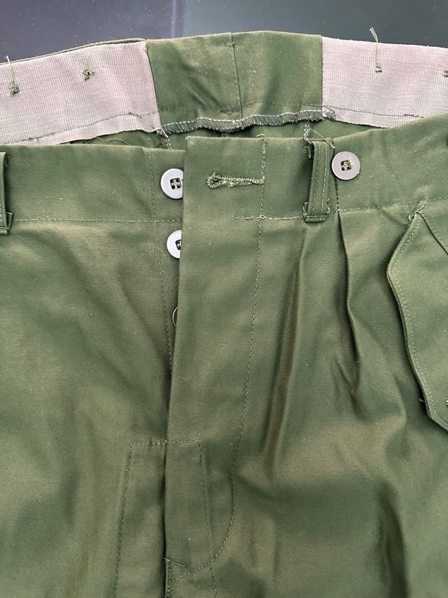 Pantaloni verdi con tasconi e regolazione alla caviglia - stile militare vintage