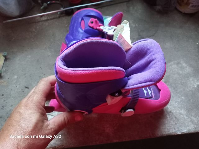 Patines en línea rosas y morados,casco,protección.