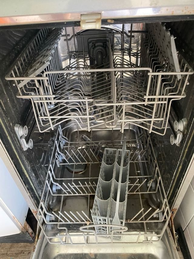 SE REGALA Lavavajillas Candy 45cm Averiado