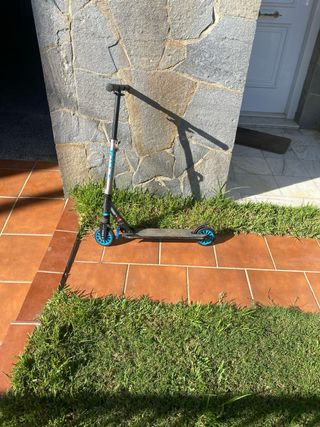 Patinete infantil azul y negro