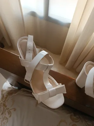 Sandalias de tacón blancas con lazo.Charol