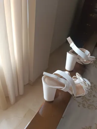 Sandalias de tacón blancas con lazo.Charol