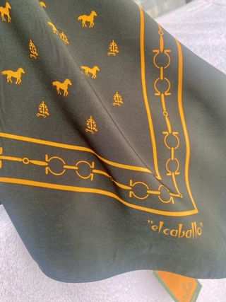 Pañuelo de seda verde el caballo