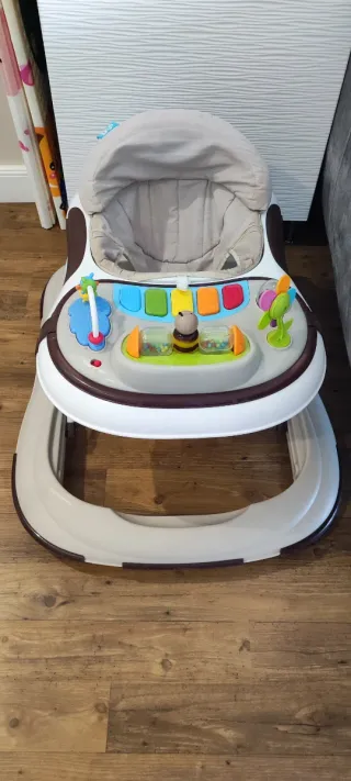 Andador para bebé con piano y juguetes