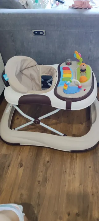 Andador para bebé con piano y juguetes