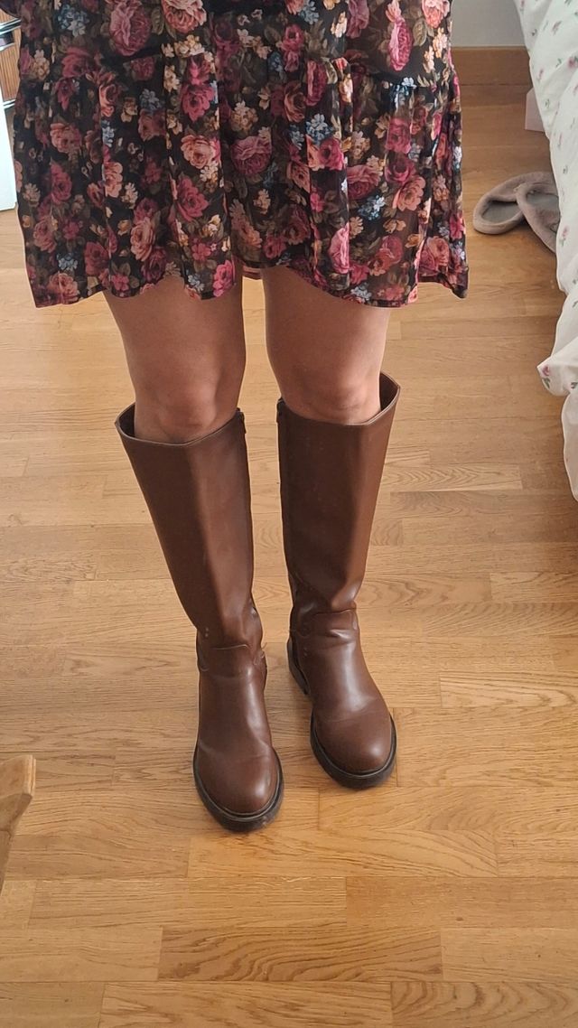 Botas altas planas marrones