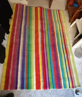 Alfombra multicolor. Recién limpia en tintorería.