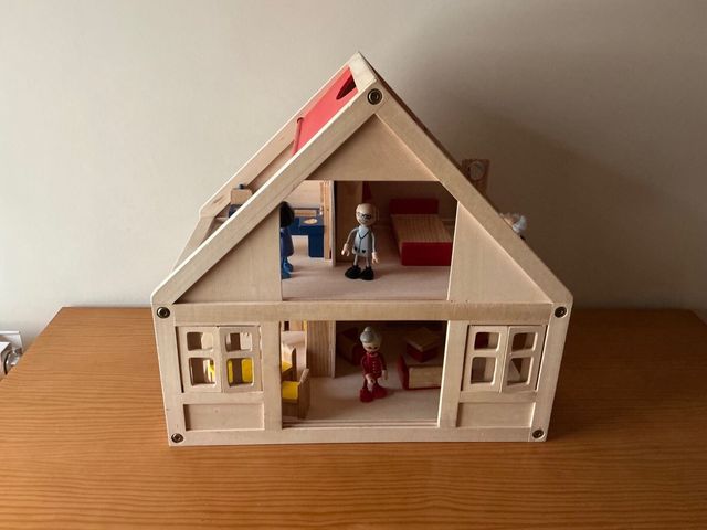 Casa de muñecas de madera con figuras y muebles