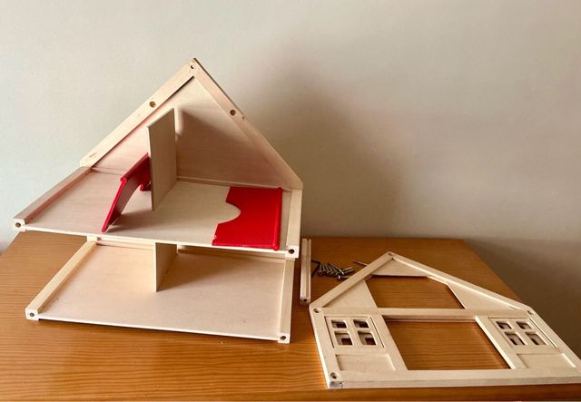 Casa de muñecas de madera con figuras y muebles