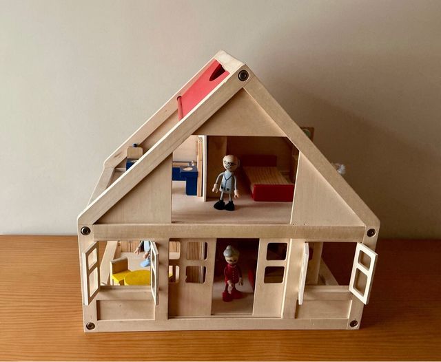 Casa de muñecas de madera con figuras y muebles