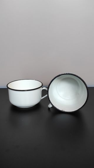 Coppia di tazze antiche in smalto bianco