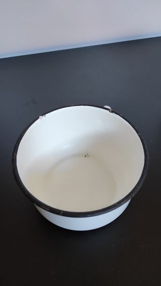 Coppia di tazze antiche in smalto bianco