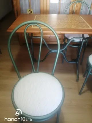 Mesa madera y metal con 4 sillas a juego
