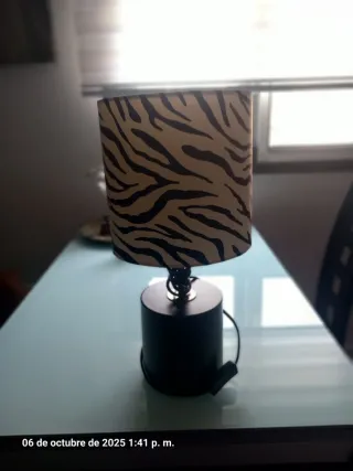 Lámpara de mesa con estampado cebra