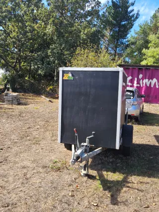 Remolque de carga negro