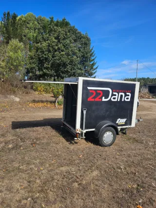 Remolque de carga negro