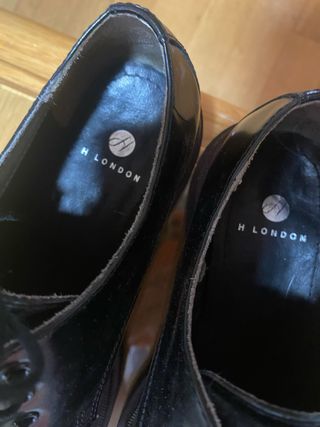 Zapatos negros charol H London T.37. Sin estrenar.