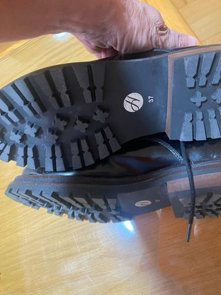 Zapatos negros charol H London T.37. Sin estrenar.