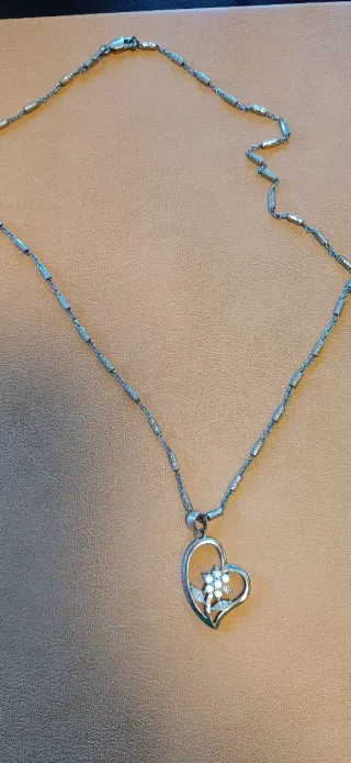Collana con ciondolo a cuore e fiore