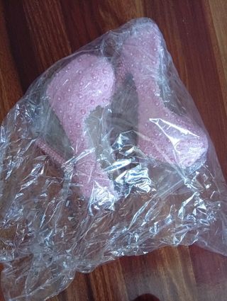 Zapatos de fiesta rosas con perlas