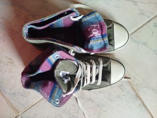 Zapatillas altas tipo Converse moradas y verdes
