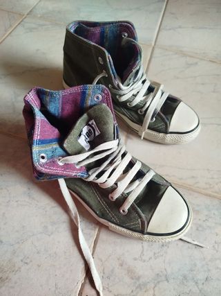 Zapatillas altas tipo Converse moradas y verdes