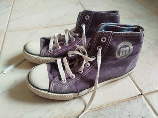 Zapatillas altas tipo Converse moradas y verdes