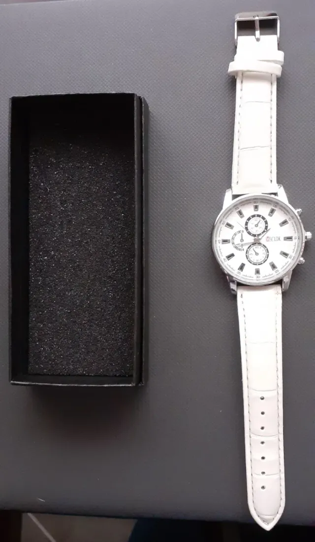 Reloj blanco con estuche
