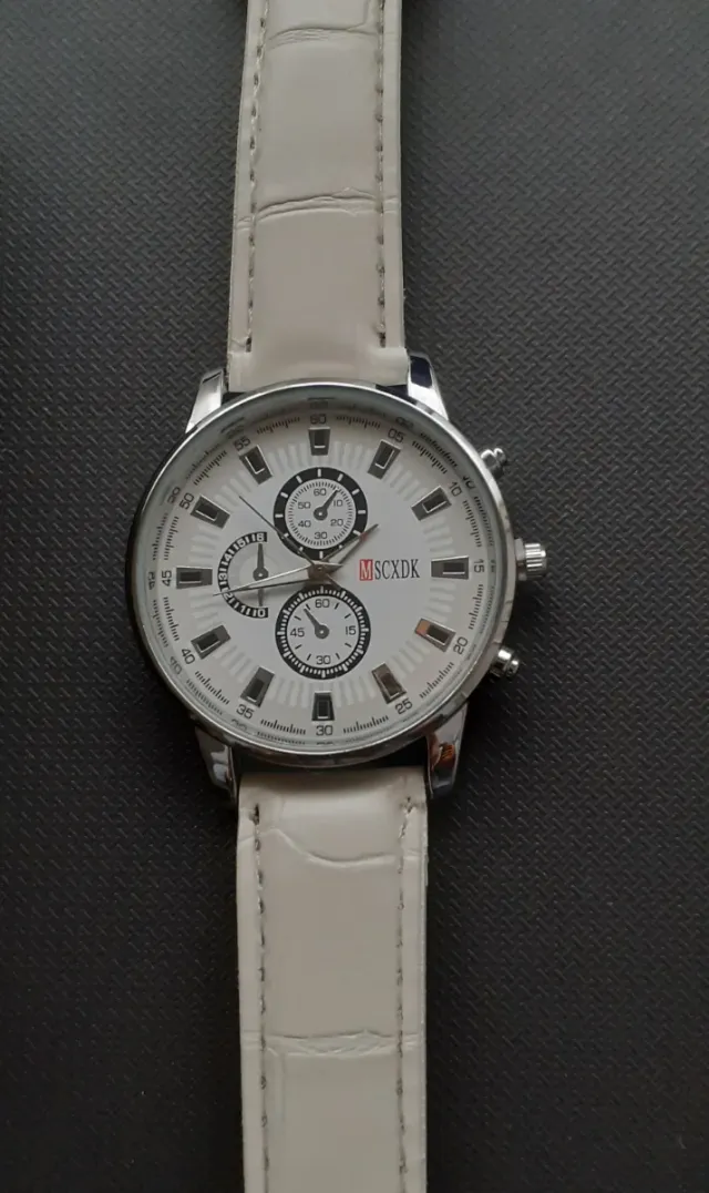Reloj blanco con estuche
