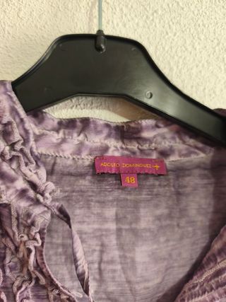 Blusa lila detalles de volantes Adolfo Domínguez