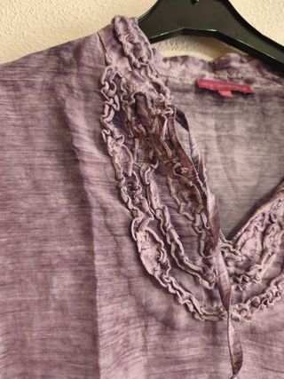 Blusa lila detalles de volantes Adolfo Domínguez