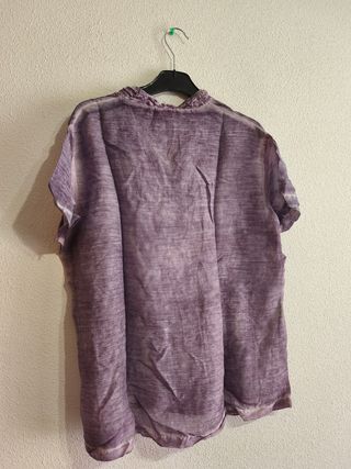 Blusa lila detalles de volantes Adolfo Domínguez