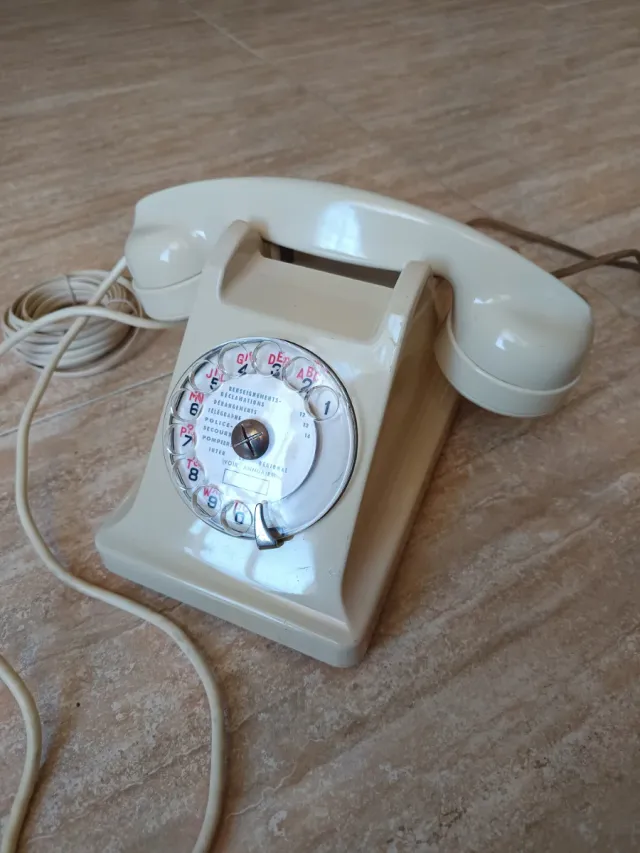 Teléfono antiguo baquelita blanco